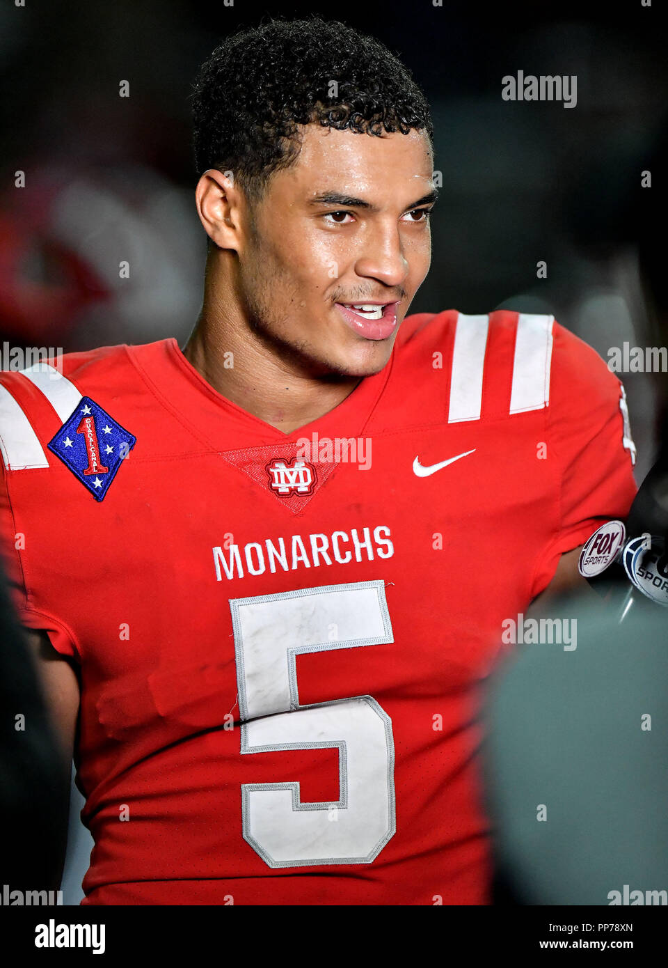 Santa Ana, CA. 21 Sep, 2018. Mater Dei Monarchen Bru Mccoy #5 ist nach dem Gewinn der Vorbereitung Fußball Spiel Mater Dei High School vs IMG Academy Oberlängen interviewt, in Santa Ana, Kalifornien. Foto © Louis Lopez/Moderne Exposition/Cal Sport Media/Alamy leben Nachrichten Stockfoto