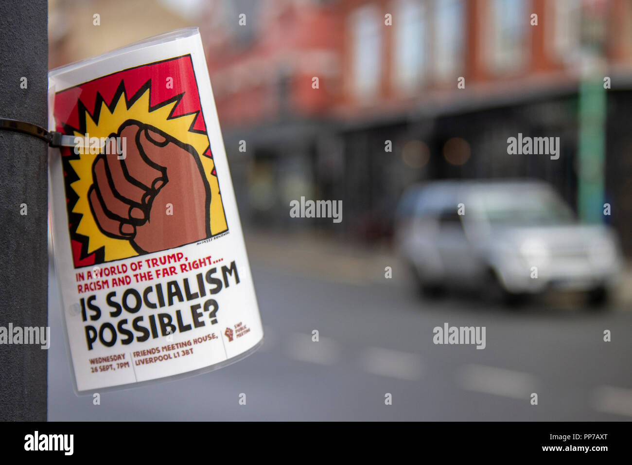 Liverpool, Merseyside, UK. 23. September 2018. Konferenz der Labour Party. Unterstützer, Delegierte, die Leute an der Echo Arena, Politik, als die Stadt ihren jährlichen politischen Veranstaltung. Ist Sozialismus möglich, in einer Welt der Trumpf, Rassismus und Rechts Poster. Kredit; MediaWorldImages/AlamyLiveNews. Stockfoto