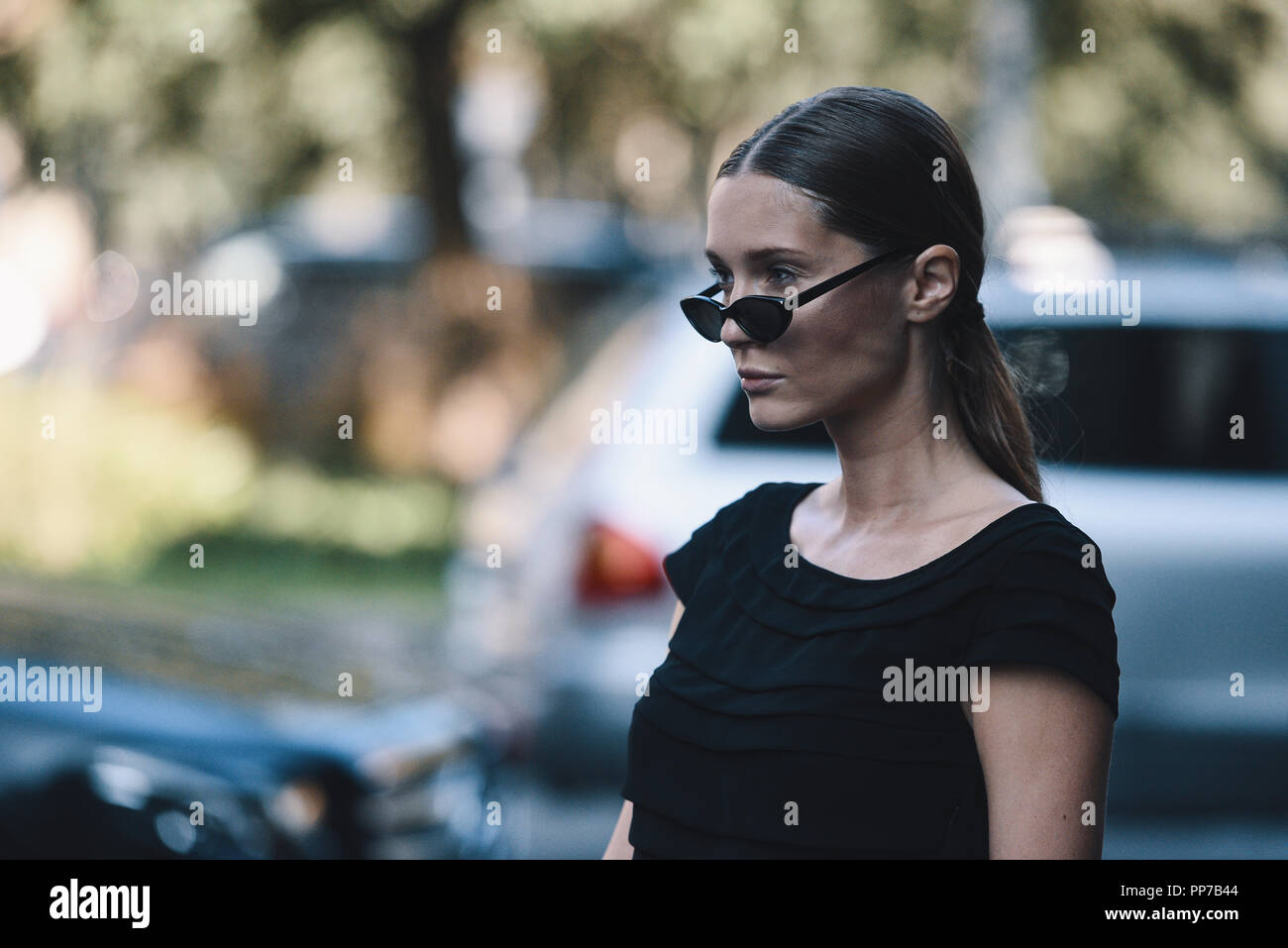 Mailand, Italien - 23 September, 2018: Street Style Outfits vor Giorgio Armani Modenschau in Mailand auf der Modewoche - MFWSS 19 Credit: Alberto Grosescu/Alamy leben Nachrichten Stockfoto