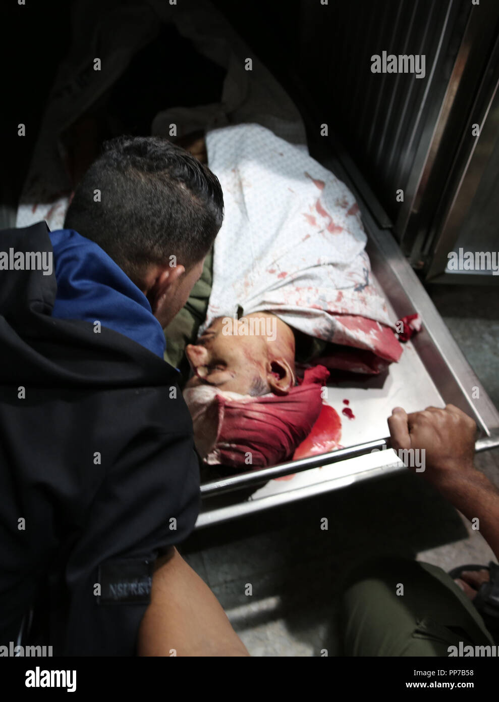 Gaza, Gazastreifen, palästinensischen Gebiet. 23 Sep, 2018. Die Palästinenser betrachten den Körper von Emad Ashtawi, 21, die Toten durch die israelischen Streitkräfte bei Zusammenstößen in Zelten Protest erschossen wurde an der Israel-Gaza Grenze, in al-shifa Hospital in Gaza-stadt am 23 September, 2018 Credit: Mahmoud Nasser/APA-Images/ZUMA Draht/Alamy leben Nachrichten Stockfoto