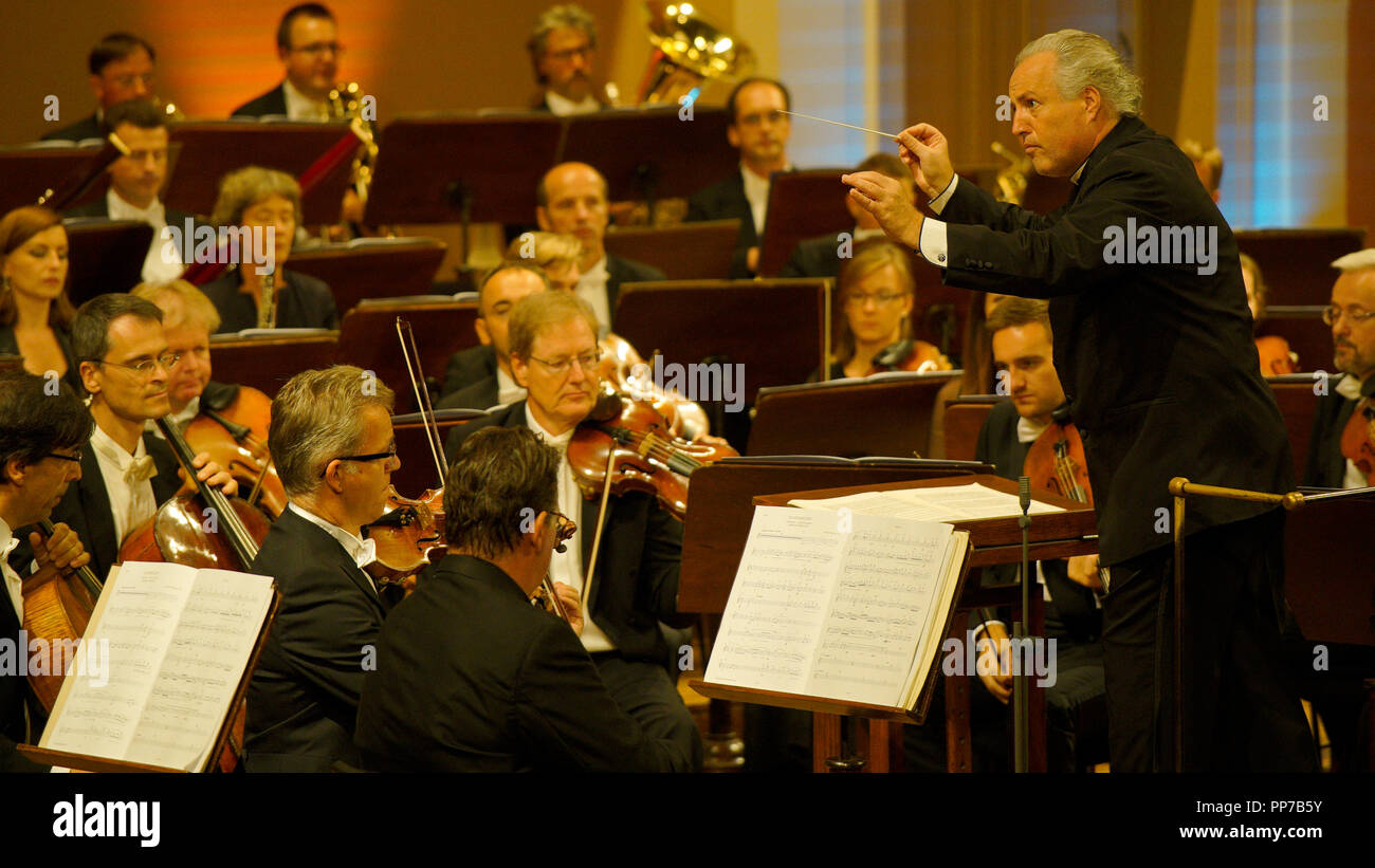 Dirigent Manfred Honeck dirigiert Staatskapelle Dresden und Slowakischen Philharmonischen Chor während der abschließenden Konzert von Dvorak Prague International Music Festival, in Prag, Tschechische Republik, am 21. September 2018. (CTK Photo/Michal Kamaryt) Stockfoto