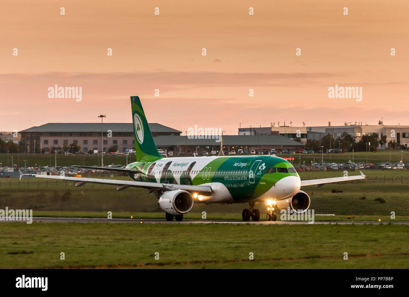 Cork Airport, Cork, Irland. 24. September, 2018. Aer Lingus Airbus A320 in den Farben der irischen Rugby Rollen auf Piste 16/34 vor dem Start für Heathrow, London auf dem Flughafen von Cork, Irland. Quelle: David Creedon/Alamy leben Nachrichten Stockfoto