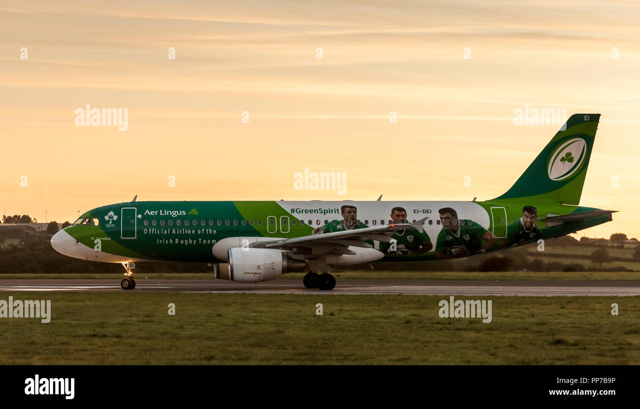 Cork Airport, Cork, Irland. 24. September, 2018. Aer Lingus Airbus A320 in den Farben der irischen Rugby Rollen auf Piste 16/34 vor dem Start für Heathrow, London auf dem Flughafen von Cork, Irland. Quelle: David Creedon/Alamy leben Nachrichten Stockfoto