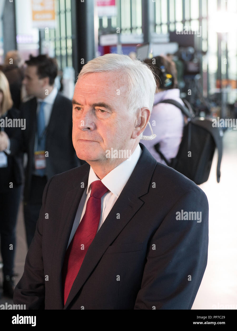 Die jährliche Konferenz der Labour Party 2018, Albert Docks, Liverpool, England, UK. 24. September, 2018. John McDonnell M.P. Schatten Bundeskanzler im Gespräch mit dem Fernseher und drücken Sie vor seiner wichtigen Rede von der Labour Party, jährliche Konferenz 2018. Alan Beastall/Alamy leben Nachrichten Stockfoto