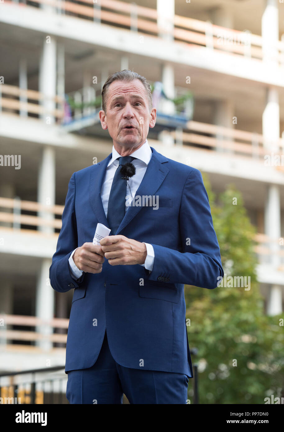 Dr. Mathias Doepfner (Vorstandsvorsitzender Axel Springer SE) begrüßt ...