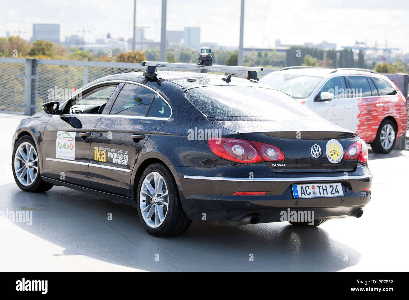 24. September 2018, Nordrhein-Westfalen, Düsseldorf: ein Forschungsfahrzeug der RWTH Aachen Festplatten in einem mehrstöckigen Parkhaus. Die Teststrecke für automatisiertes Fahren in Düsseldorf ist 20 Kilometer lang und verläuft über Autobahnen, Tunnel und Straßen in der Innenstadt. Foto: Federico Gambarini/dpa Stockfoto