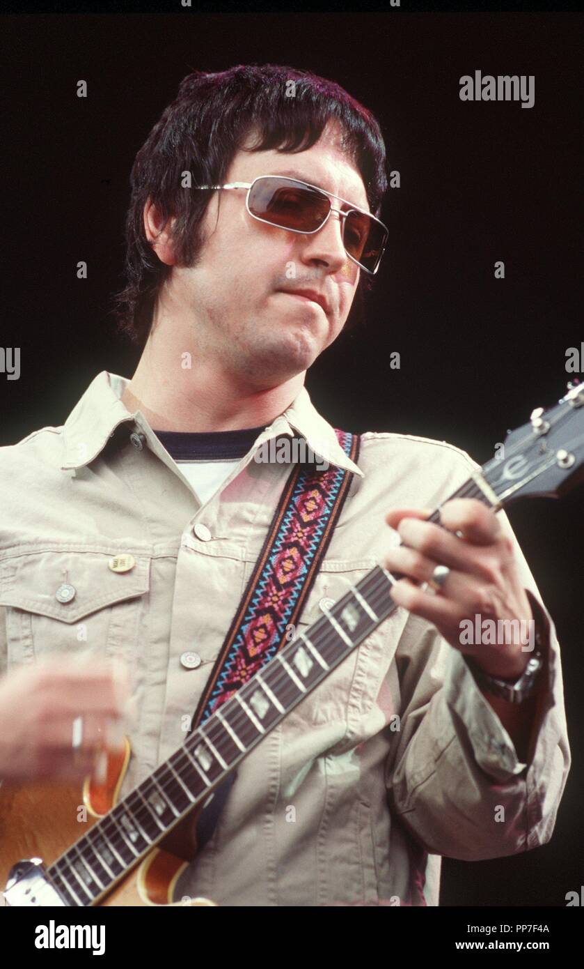 "Oasis" Gitarrist Matt Deighton wird am 11. Juni, 2000 bei "Rock im Park" im Nürnberger Frankenstadion. Deighton hatte Kurzfristig für Noel Gallagher, der aus dem World Tour wegen Streitereien mit seinem Bruder gefallen ist, Sänger Liam zu Schritt. Die sechs-Band war in der Vergangenheit regelmäßig aufgrund von Meinungsverschiedenheiten zwischen den beiden Brüdern und Grundungswithglieder die Band in die Schlagzeilen und hatte bereits abgebrochen Konzerte und Tourneen storniert. | Verwendung weltweit Stockfoto
