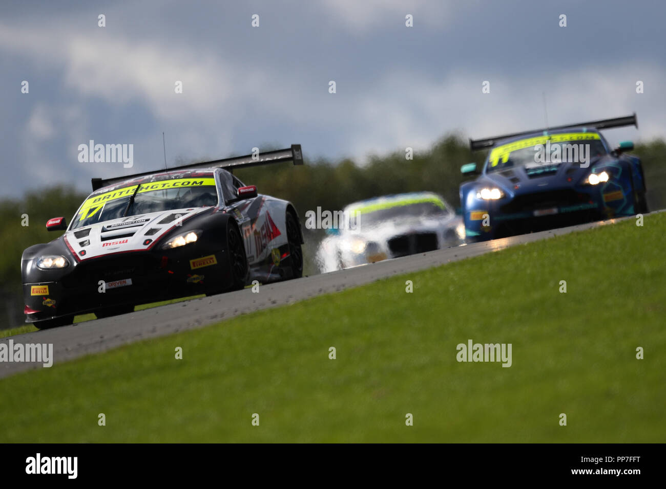 Donington Park, UK. 23. September, 2018. TF Sport Aston Martin V12 Vantage GT3 mit Treibern Derek Johnston & Marco Sorensen führt das Team mate TF Sport Aston Martin V12 Vantage GT3 mit Fahrer Mark Bauer & Nicki Thiim während der britischen GT-Meisterschaft - Runde 9 in Donington Park, Derby, England am 23. September 2018. Foto von Jurek Biegus. Nur die redaktionelle Nutzung, eine Lizenz für die gewerbliche Nutzung erforderlich. Keine Verwendung in Wetten, Spiele oder einer einzelnen Verein/Liga/player Publikationen. Credit: UK Sport Pics/Alamy leben Nachrichten Stockfoto