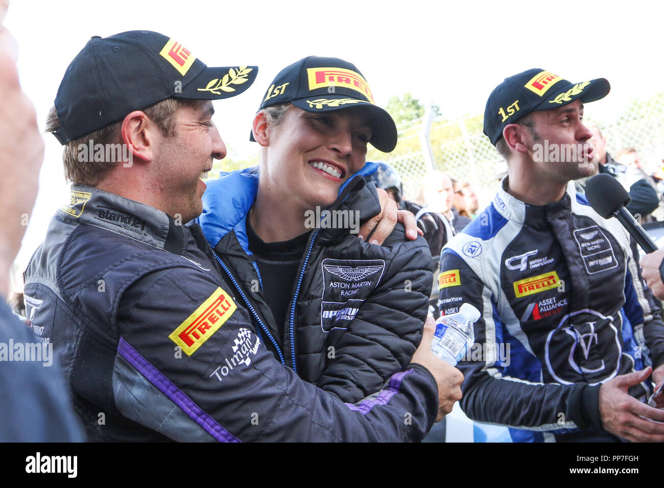 Donington Park, UK. 23. September, 2018. Optimale Motorsport Aston Martin V12 Vantage GT3 Fahrer Flick Haigh gratuliert von Joe Osborne während Jonny Adam ist nach dem Gewinn der britischen GT-Meisterschaft 2018 in Donington Park, Derby, England am 23. September 2018 befragt. Foto von Jurek Biegus. Nur die redaktionelle Nutzung, eine Lizenz für die gewerbliche Nutzung erforderlich. Keine Verwendung in Wetten, Spiele oder einer einzelnen Verein/Liga/player Publikationen. Credit: UK Sport Pics/Alamy leben Nachrichten Stockfoto