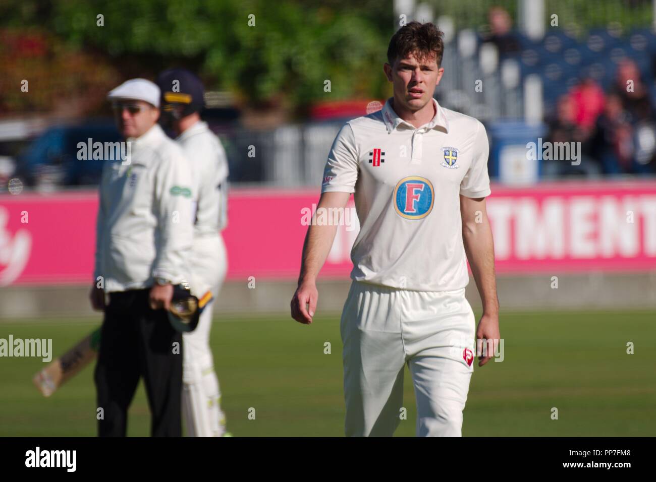 Chester Le Street, England, 24. September 2018. Durham Bowler Matthew Salisbury kehrt in seine Markierung während ihrer Specsavers County Championship Division 2 Match gegen Middlesex im Emirates Riverside. Credit: Colin Edwards/Alamy Leben Nachrichten. Stockfoto