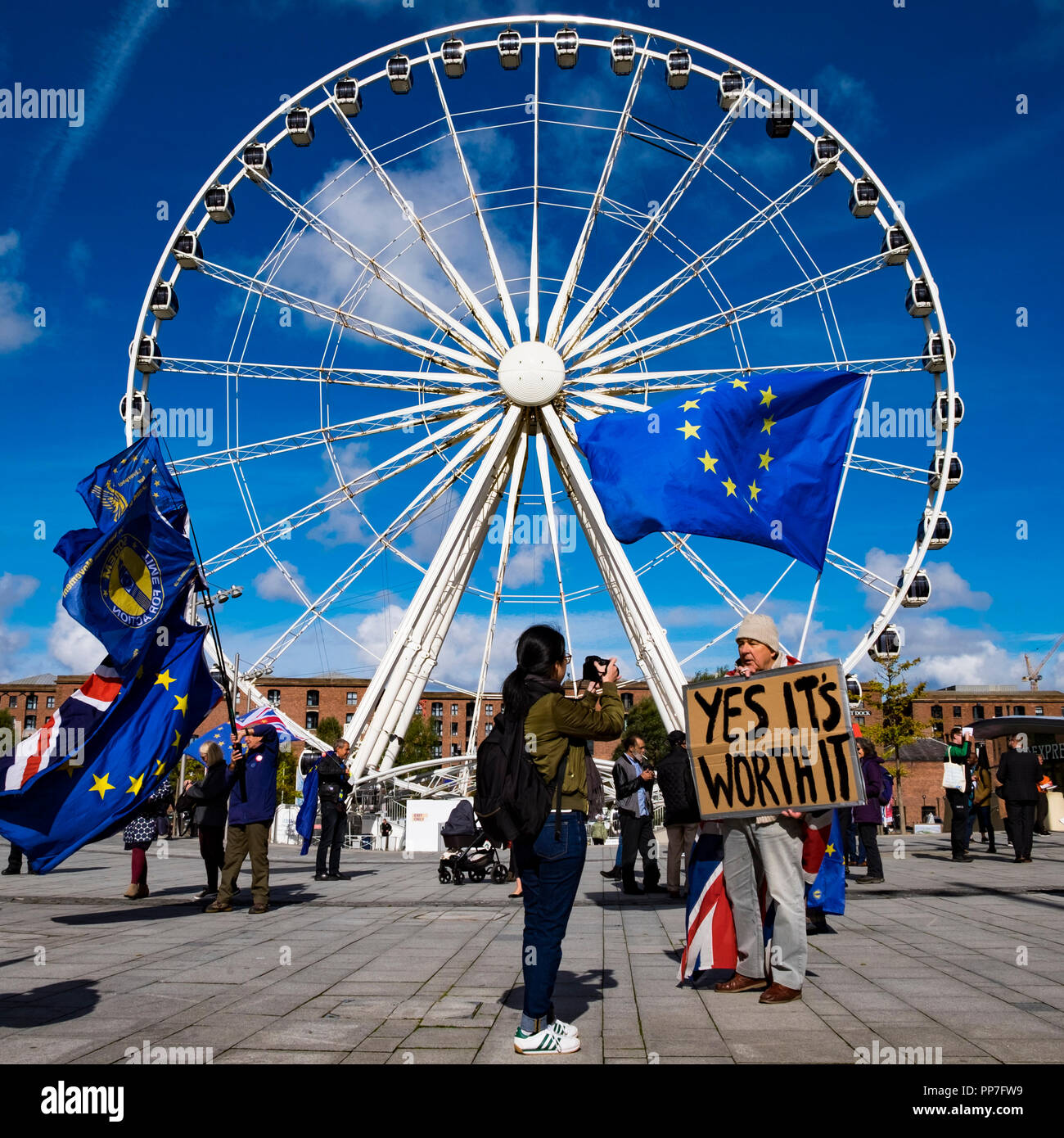 Liverpool, UK, 24. September 2018. Pro und Anti-Brexit Mitkämpfer Lobby außerhalb der jährlichen Parteitag der Labour Party in Liverpool. (C) Paul Swinney/Alamy leben Nachrichten Stockfoto