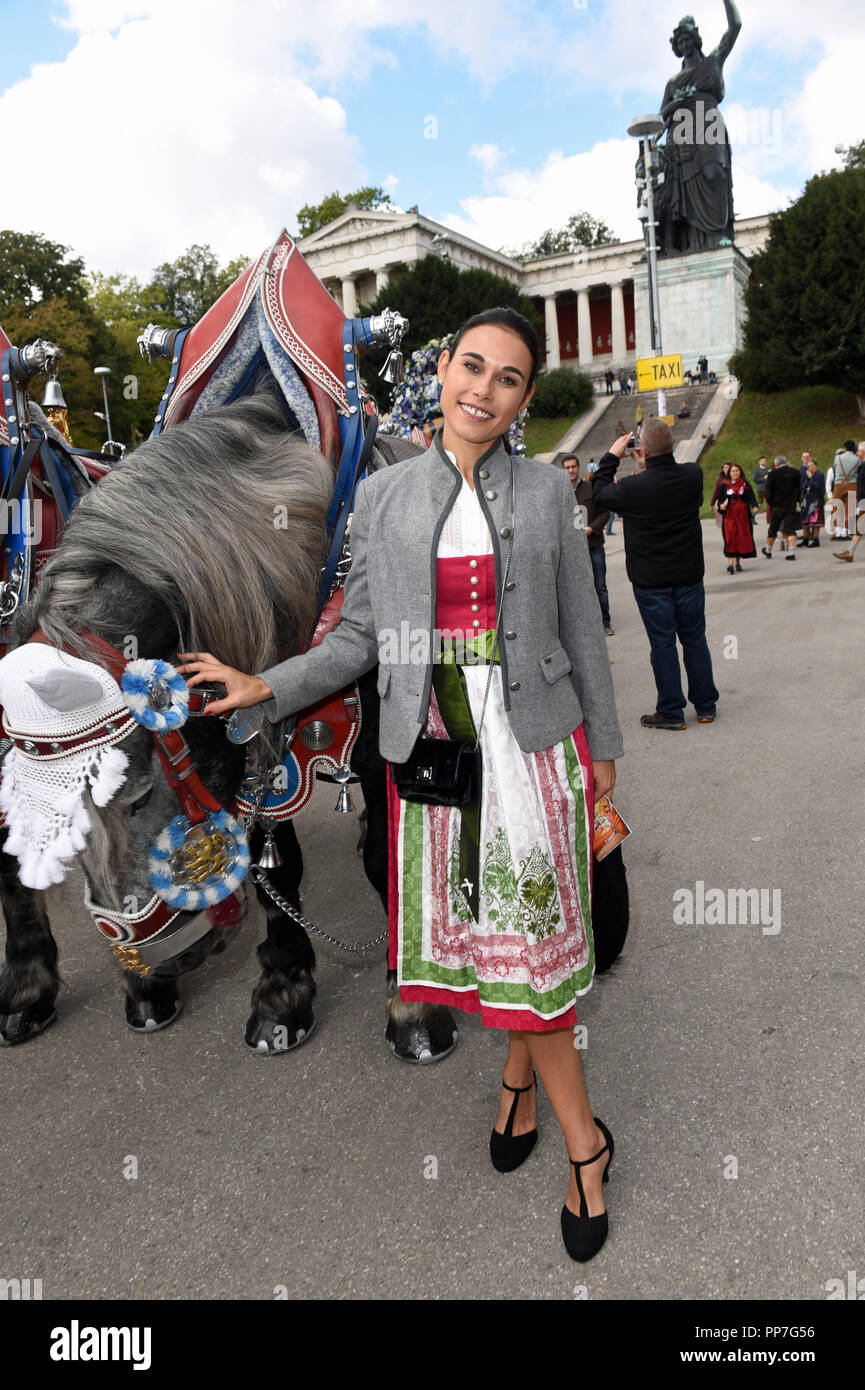 München, Bayern, Deutschland. 24 Sep, 2018. Ella Kamps kommt zu Regines Damenwiesn im Gewehr Zelt. Die weltweit größte Messe dauert vom 22.09. bis 07.10.2018. Credit: Ursula Düren/dpa/Alamy leben Nachrichten Stockfoto