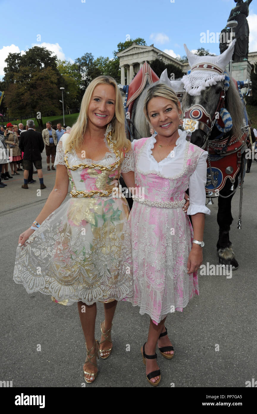 München, Bayern, Deutschland. 24 Sep, 2018. Ophelia Blaimer (l) und Sandra Gräfin Bernadotte zu Regines Damenwiesn im Gewehr Zelt. Die weltweit größte Messe dauert vom 22.09. bis 07.10.2018. Credit: Ursula Düren/dpa/Alamy leben Nachrichten Stockfoto