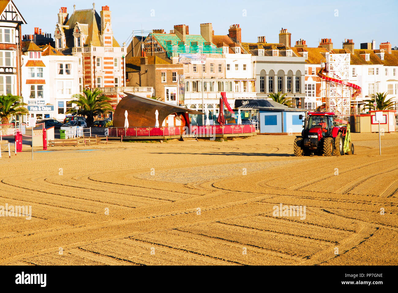 Weymouth. 24. September 2018. UK Wetter: ein Rat workman gibt Weymouth Sands ein sauberes, gut vor acht Uhr morgens Credit: stuart Hartmut Ost/Alamy leben Nachrichten Stockfoto