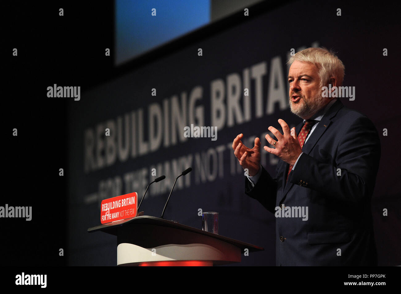 Liverpool, England. 24. September, 2018. Carwyn Jones MP, Anführer der walisischen Partei der Arbeit, liefert seine letzte Rede zur Konferenz, auf der Sitzung am Vormittag des zweiten Tages der Labour Party jährliche Konferenz im ACC Conference Center. Kevin Hayes/Alamy leben Nachrichten Stockfoto