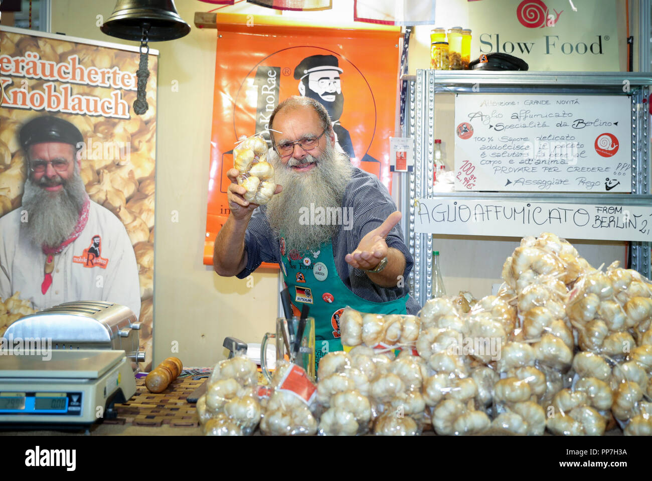 Turin, Italien. 24 Sep, 2018. Ein Aussteller zeigt Essen während der Terra Madre Salone del Gusto, eine internationale Veranstaltung auf Nahrung und Gastronomie, in Turin, Italien, Sept. 24, 2018. Die 12. Ausgabe von Terra Madre Salone del Gusto hier von Sept. 20 bis Sept. 24 gehalten wird. Credit: Cheng Tingting/Xinhua/Alamy leben Nachrichten Stockfoto