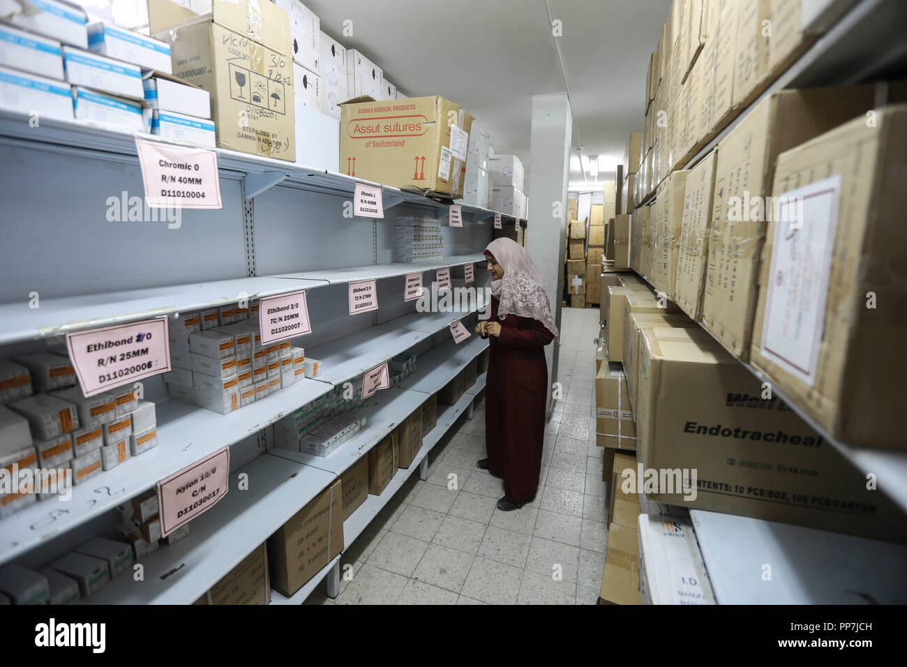 In Gaza. 24 Sep, 2018. Eine palästinensische Arbeiter ist innerhalb des Ministeriums für Gesundheit in Gaza Central Drug Store gesehen, in Gaza, am 19.09.24., 2018. Der Gaza Gesundheit Ministerium am Montag davor gewarnt, dass die gravierende Mangel an Arzneimittel, die das Leben von Tausenden von Patienten, die in den Gazastreifen, besonders jene, die an chronischen Krankheiten leiden, ist zu riskieren. Credit: Wissam Nassar/Xinhua/Alamy leben Nachrichten Stockfoto