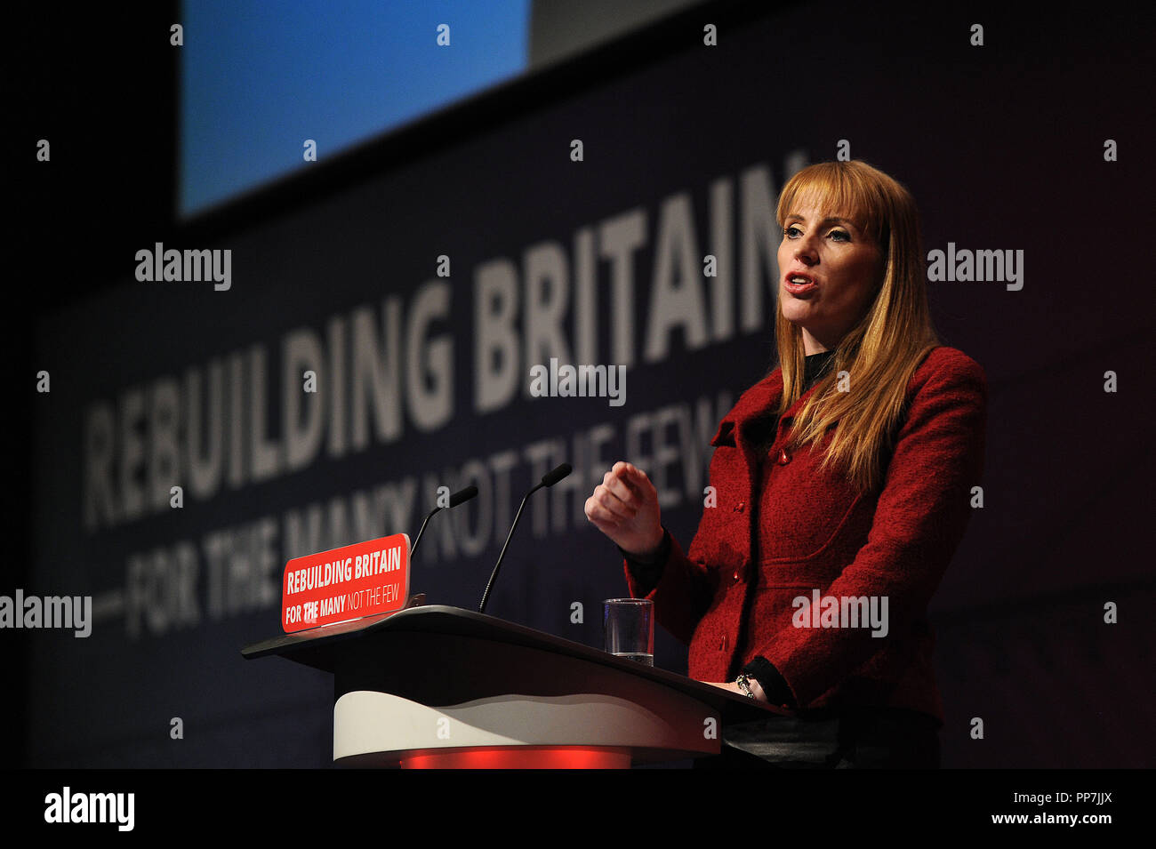 Liverpool, England. 24. September, 2018. Angela Raynor, Schatten Staatssekretär für Bildung, liefert Ihre Rede zur Konferenz, auf der Sitzung am Nachmittag des zweiten Tages der Labour Party jährliche Konferenz im ACC Conference Center. Kevin Hayes/Alamy leben Nachrichten Stockfoto