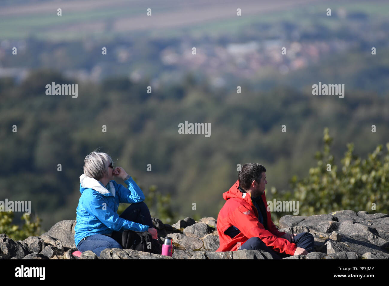 Die Menschen genießen die Aussicht am Beacon Hill Leicestershire Stockfoto