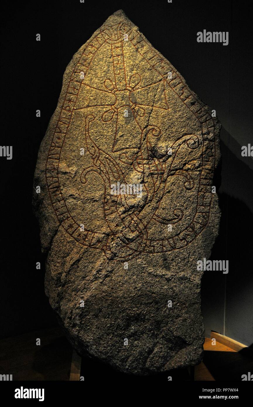 Unna Rune Stein. Christian Kreuz und Schlange mit Rune schreiben. Torsatra, Uppland. Historisches Museum. Stockholm. Schweden. Stockfoto