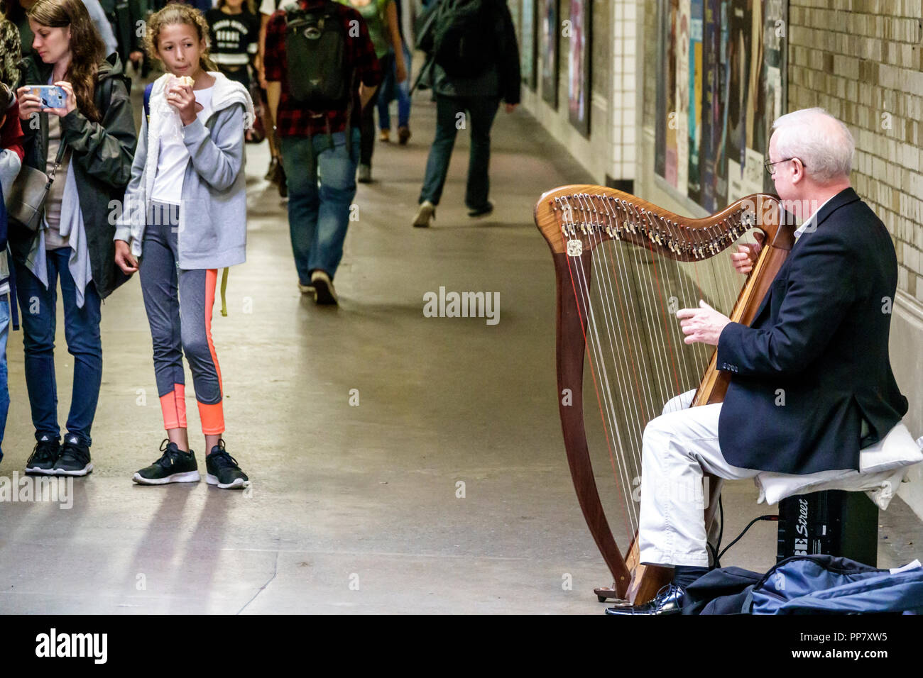 London England, Großbritannien, Kensington, South Kensington U-Bahn U-Bahn U-Bahn U-Bahn-U-Bahn-U-Bahn, innen, Musiker, Spieltipps, Straßenmusiker, Männer, Sen Stockfoto