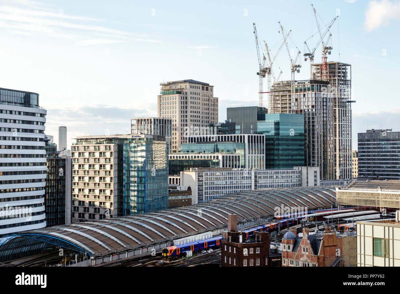 London England, Großbritannien, South Bank, Waterloo Station, Bahnhof Shed Track Baldachin, Skyline der Stadt, Gebäude, Southbank Place, Shell Center Sanierung, neue un Stockfoto