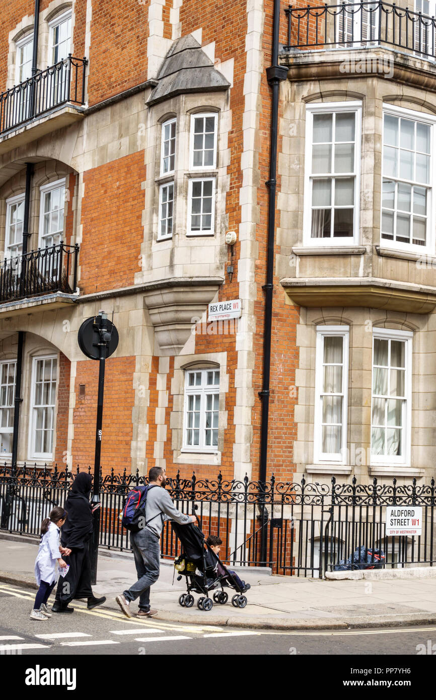 London England, UK West End City Westminster Mayfair, Aldford Street Rex Place, Wohnviertel, historisches Gebäude, asiatischer Mann, Männer, Frau, Frau Stockfoto