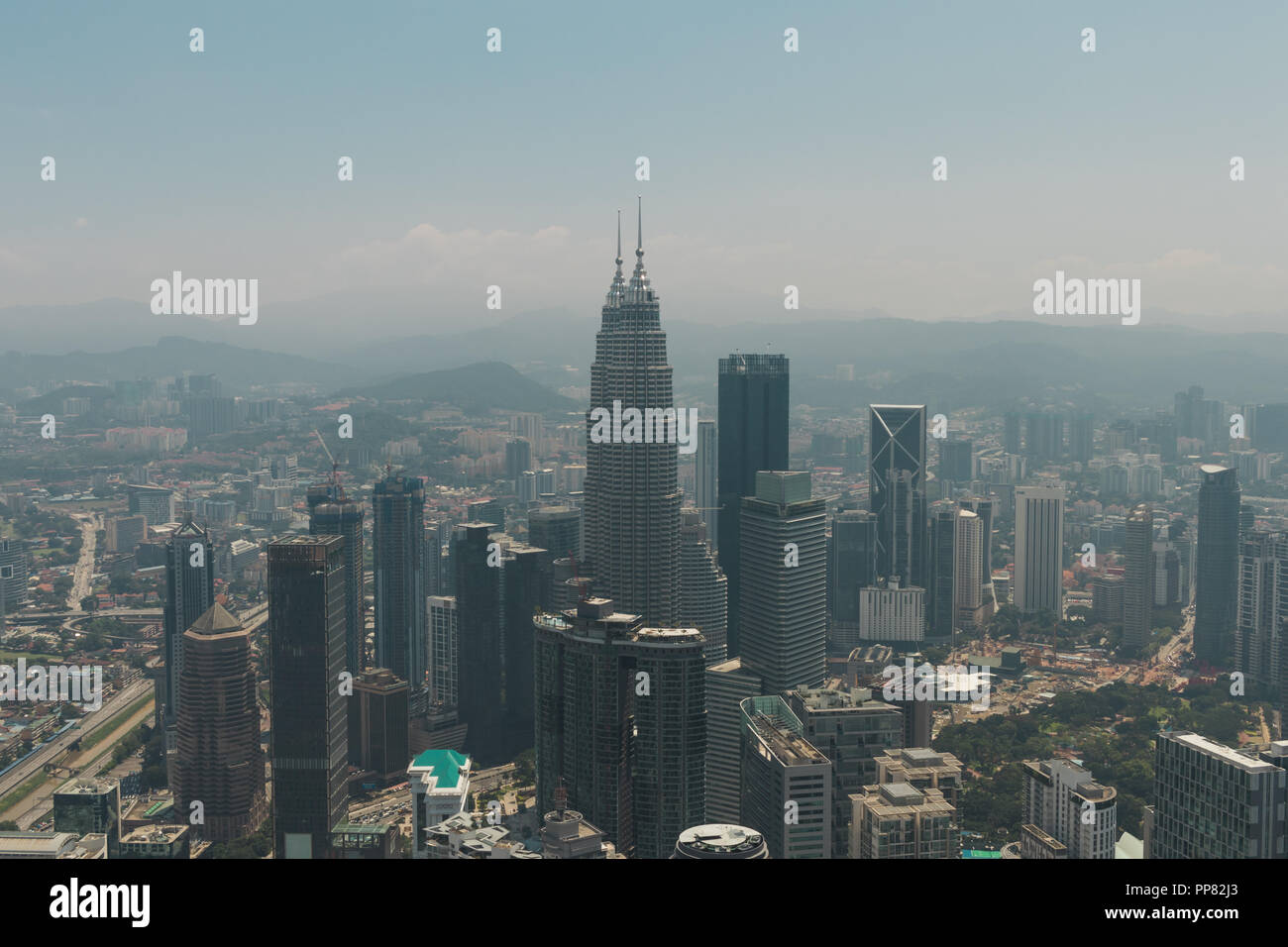 Blick auf die Skyline von Kuala Lumpur City Centre von Kuala Lumpur Tower Sky Deck. Stockfoto