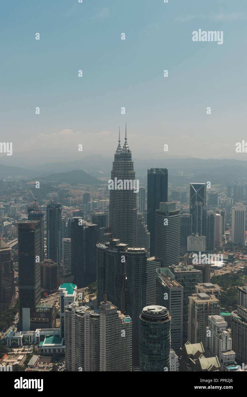 Blick auf die Skyline von Kuala Lumpur City Centre von Kuala Lumpur Tower Sky Deck. Stockfoto