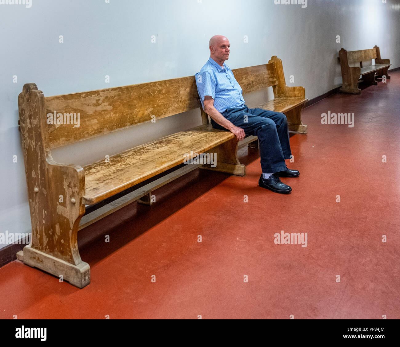 Ältere Menschen, ältere Menschen sitzen, die auf der Werkbank, Kontemplativ, verloren in Gedanken Stockfoto