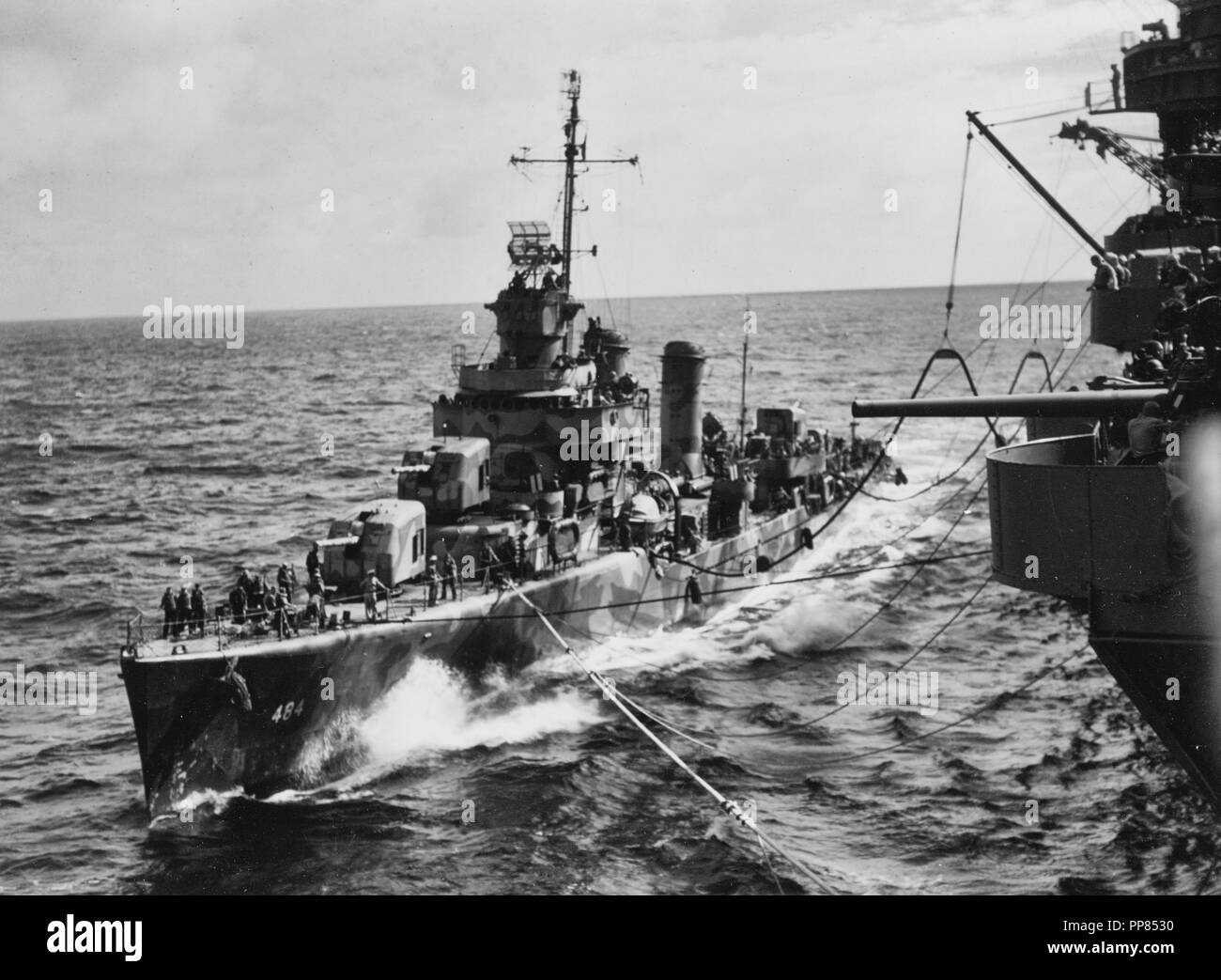 USS Buchanan (DD-484) die Betankung von USS Wasp (CV-7) auf dem Weg zu den Guadalcanal-Tulagi Invasion, 3 August 1942. Buchanan ist in der Tarnung Maßnahme 12 Malte (Geändert). Stockfoto