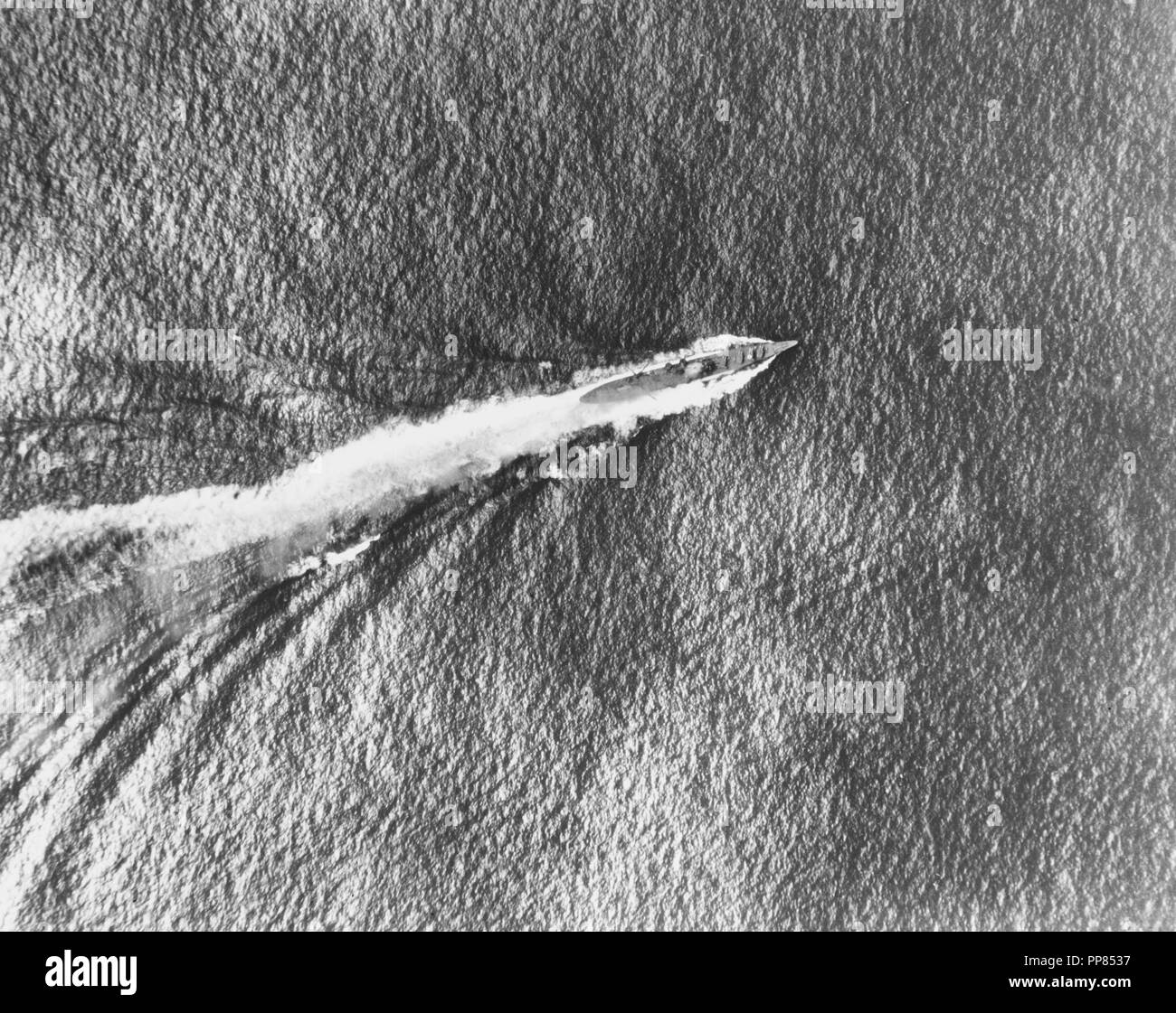 Schlacht von den Santa Cruz Inseln, Oktober 1942 - Japanische schwere Kreuzer Chikuma unterwegs während der Schlacht, wie von der USS Enterprise (CV-6) Flugzeuge, 26. Oktober 1942 gesehen. Hinweis Rauch aus ihrem Brücke, die von einer Bombe getroffen wurde. Stockfoto