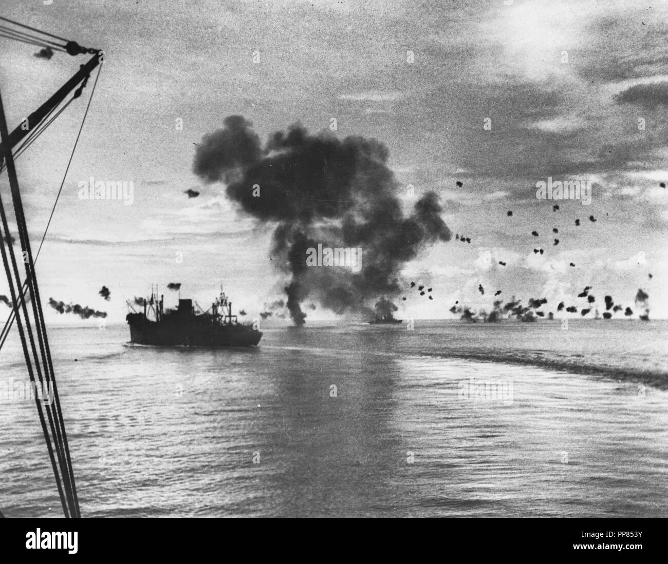 Seeschlacht von Guadalcanal, 12-15 November 1942 - USS President Jackson (AP-37) rangieren unter japanischer Luftangriff auf Guadalcanal, 12. November 1942. Im Hintergrund ist der Rauch von einem Feind Ebene, hatte gerade in den nach dem Überbau der USS San Francisco (Ca-38), die Sie dämpfen ist in der Mitte rechts abgestürzt. Stockfoto