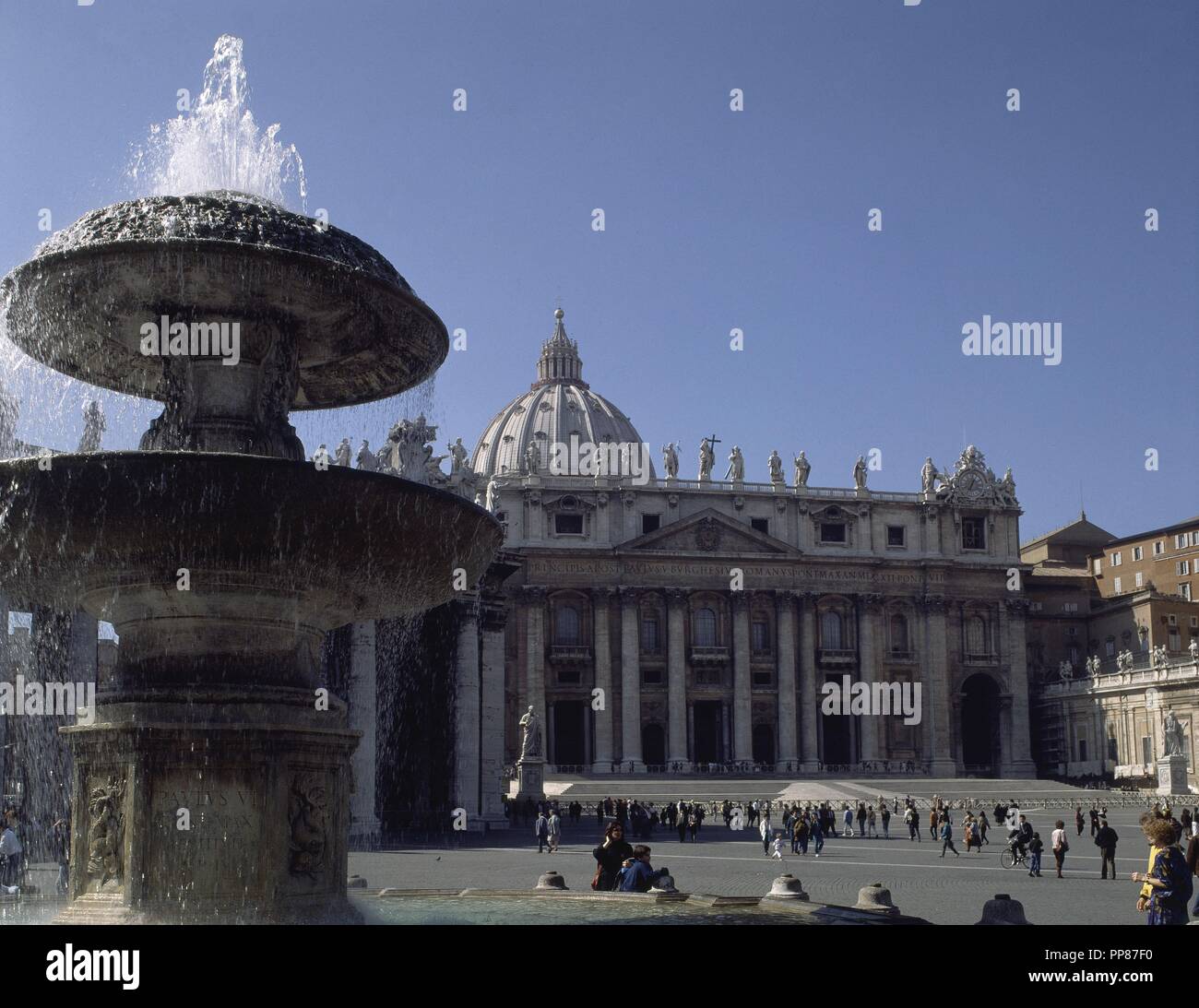 PLAZA DE SAN PEDRO Fuente Y FACHADA DE LA BASILICA. Autor Carlo