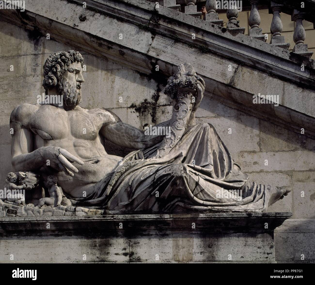 Las MEJORES DE LA FUENTE BAJO LA ESCALERA DEL PALACIO. Lage: PALACIO DEL SENADO. ITALIA. Stockfoto