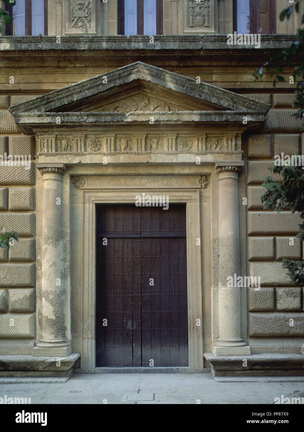 PUERTA DEL RENACENTISTA S XVI. Lage: PALACIO DE CARLOS V GRANADA. Spanien. Stockfoto