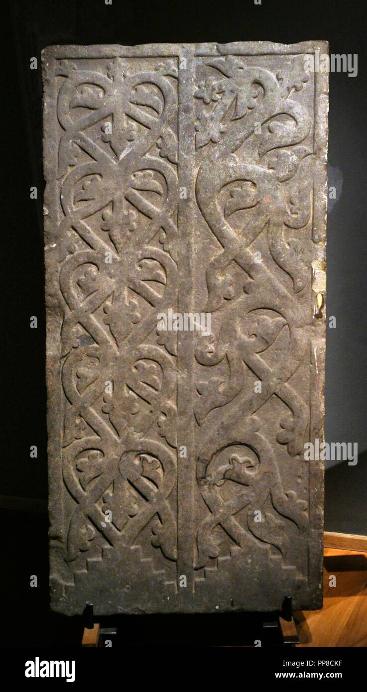 Grabbeigaben Stein mit Relief von Lilien, christliche Symbolik. 1150-1250. von Kirche von Lugnas, Vastergotland Provinz. Schweden. Schwedische Geschichte Museum. Stockholm. Schweden. Stockfoto