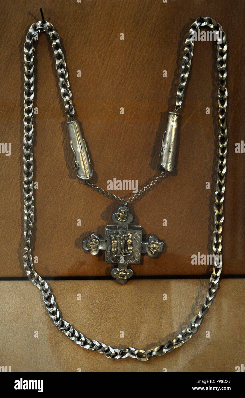 Glaube und Aberglaube. Halskette, Perlen, Kreuze und Miniatur-Tools. Historisches Museum. Oslo. Norwegen. Stockfoto