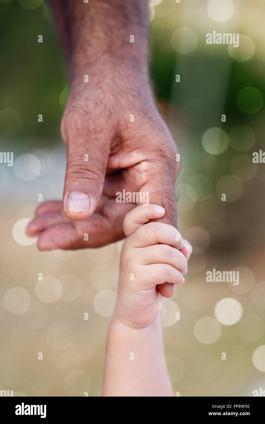 Alter Mann und ein Kind zusammen Hand in Hand Stockfoto