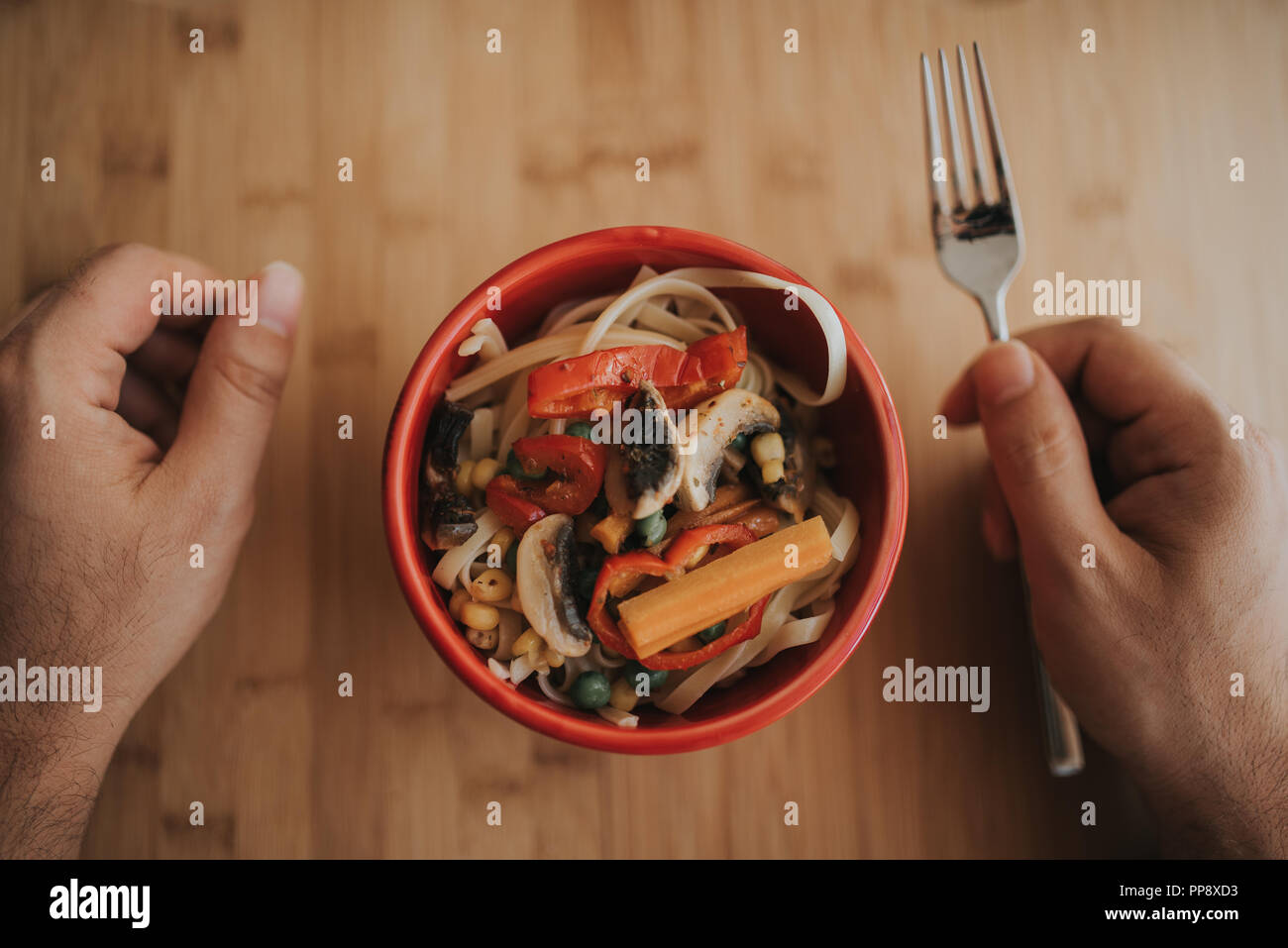 Der Mensch ist gesund essen Mittagessen auf Holz Hintergrund. Stockfoto