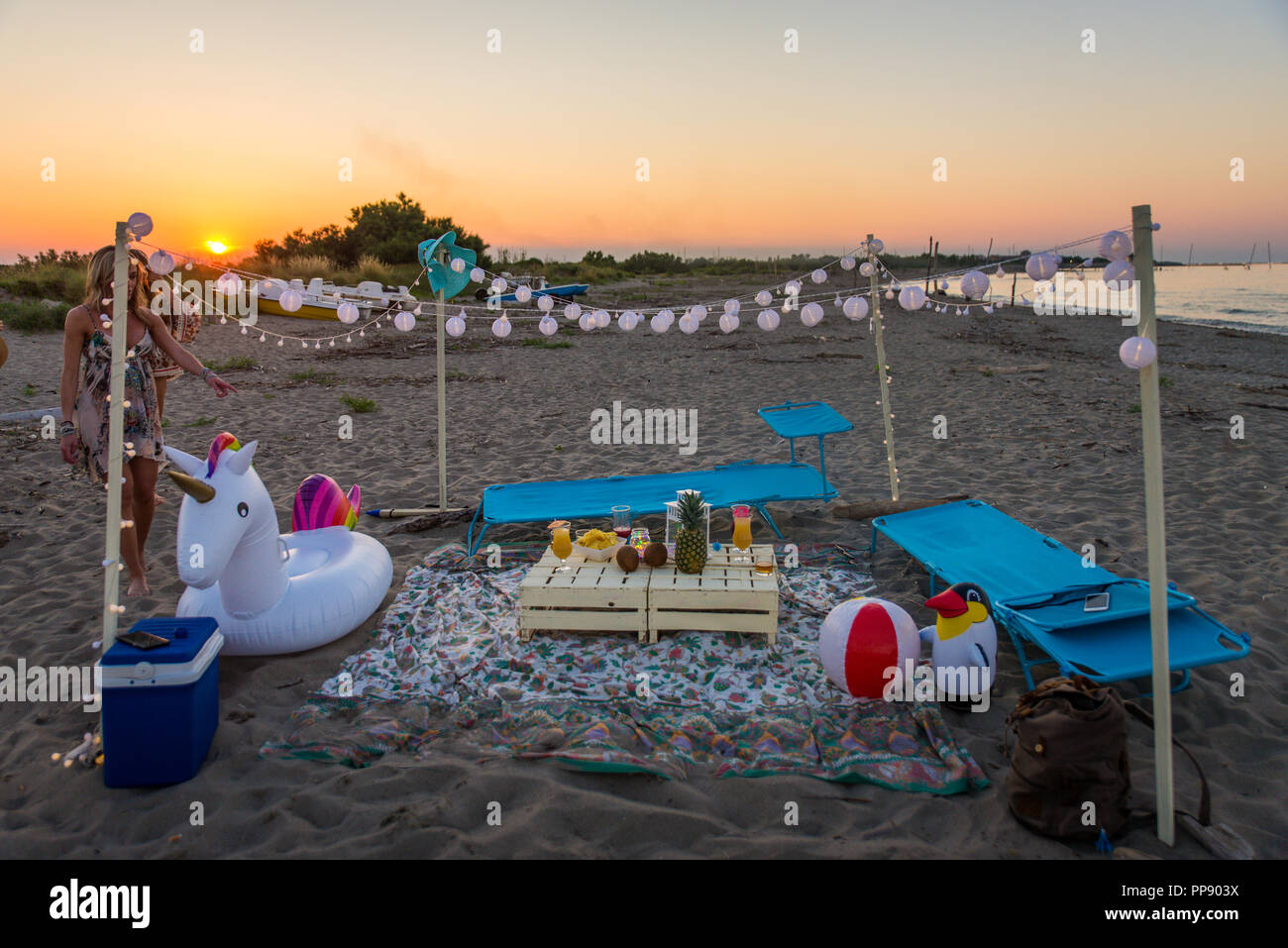 Partei stehen am Strand Stockfoto