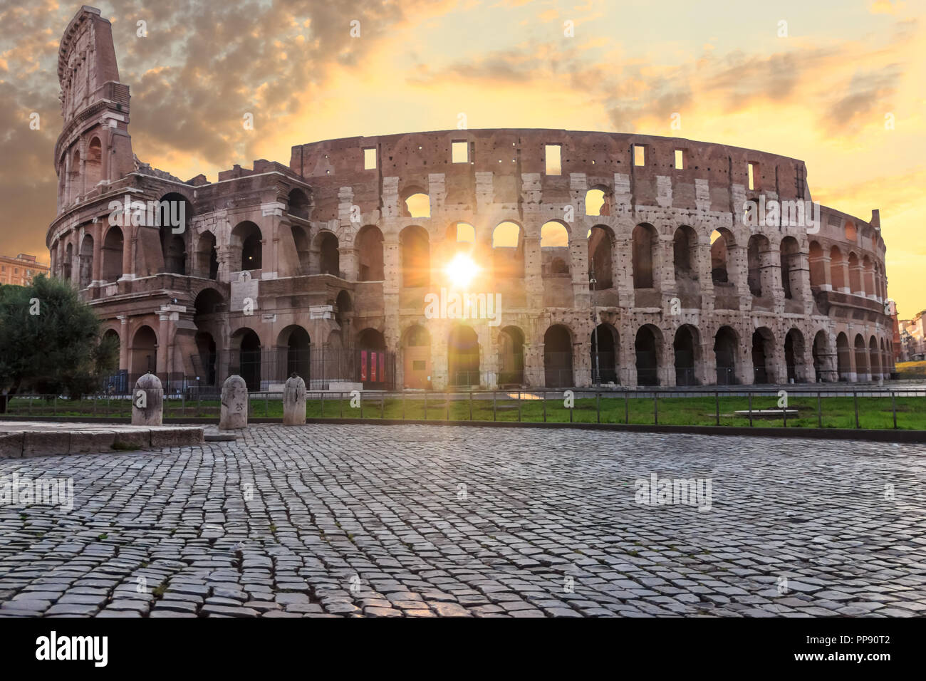 Das Kolosseum in Rom bei Sonnenaufgang Stockfoto