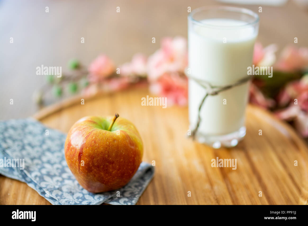 Gesundes Frühstück. Milch und Apple auf Holz- Hintergrund. Gesundheit und Ernährung Konzept. Stockfoto