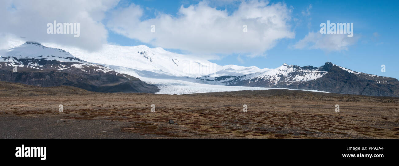 Rund um Island - Panoramablick auf den Boden eines isländischen Gletschers Stockfoto
