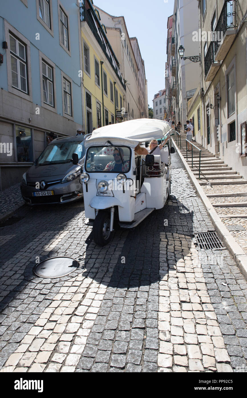 Lissabon Portugal, Tuk Tuk Taxi, typische Verkehrsmittel für Touristen, die in der Innenstadt Stockfoto
