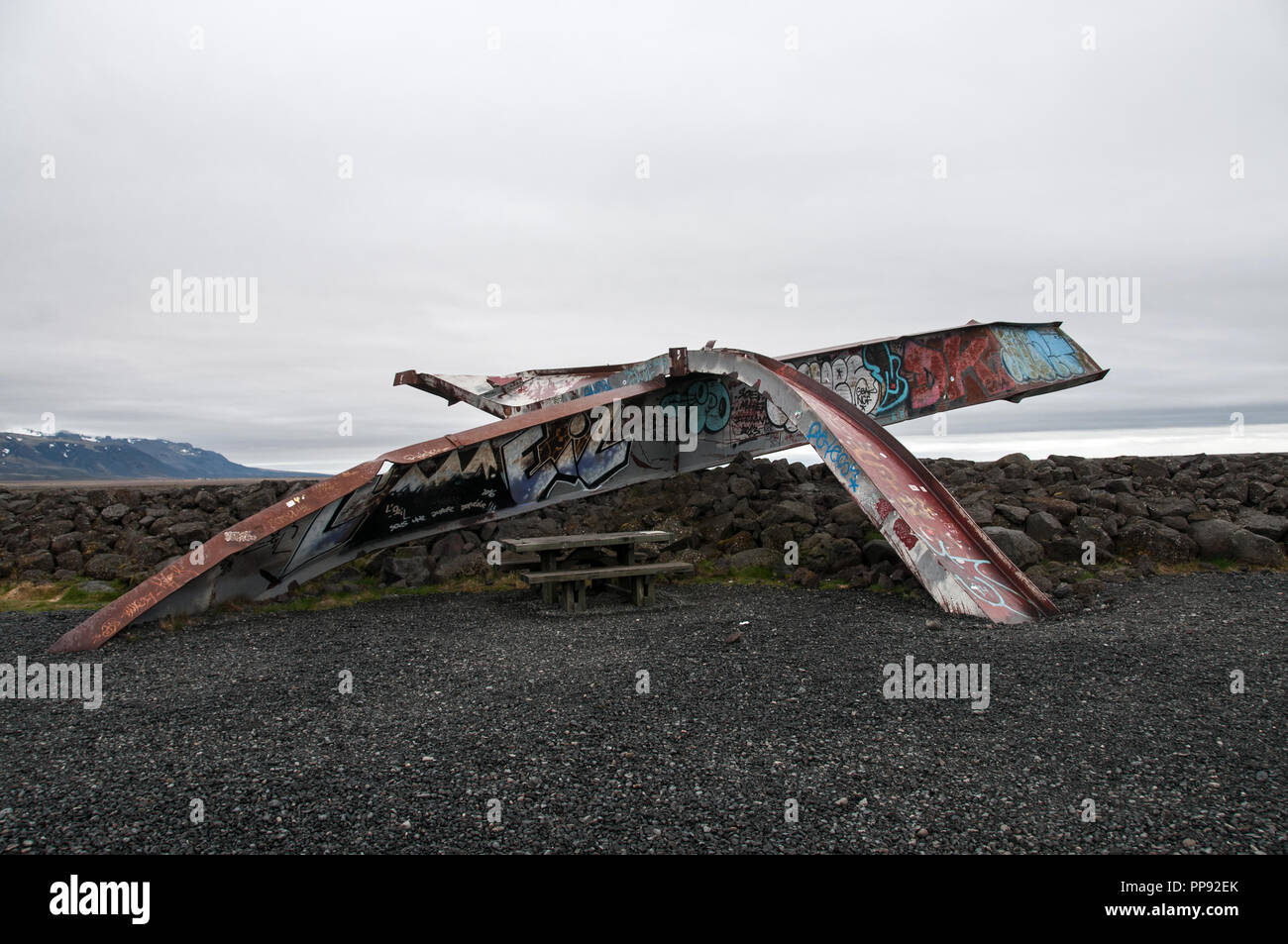 Rund um Island - Glacier Damage, dargestellt auf gebogenen Stahlbausteinen. Stockfoto