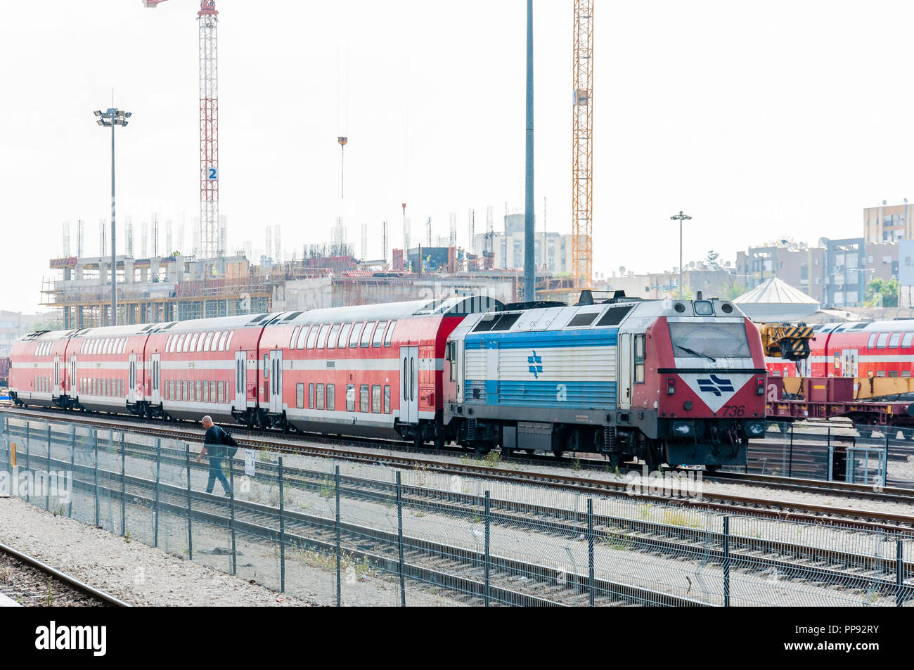 Lod, Israel - 29. April 2014: ein großer Eisenbahnknotenpunkt der Israel Railways in Lod befindet. Im Gegensatz zu Straßenfahrzeuge und Straßenbahnen, israelische Züge Stockfoto