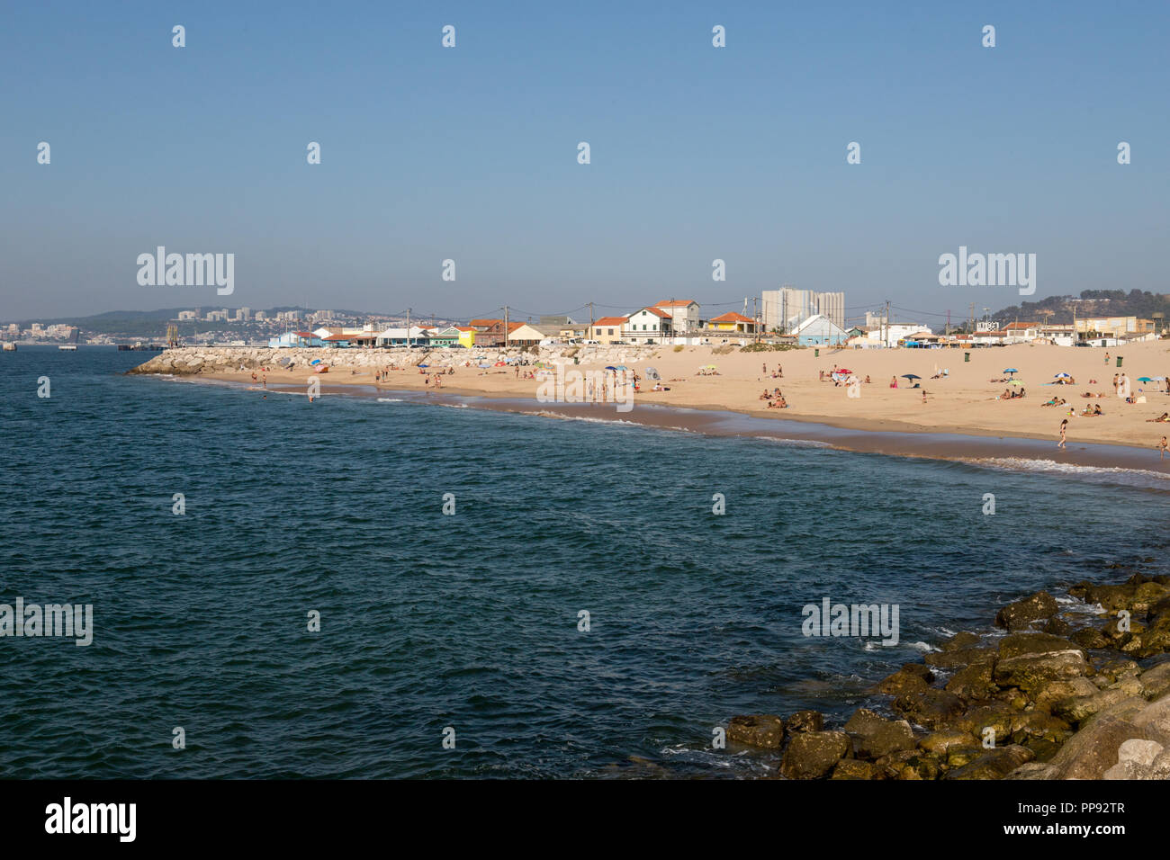 Portugal Strand, Cova Do Dampf. Menschen Stockfoto