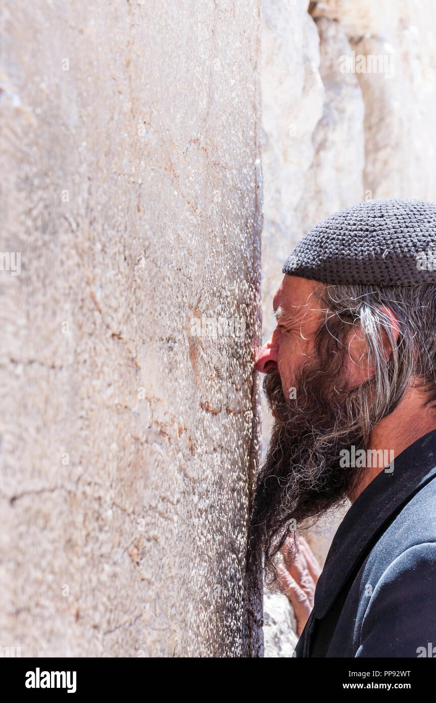 Jerusalem, Israel - 29. April 2014: jüdisch-orthodoxen Mann, der betet mit viel Energie und starke Emotionen in der Nähe der Steine von der westlichen Mauer. Western Stockfoto