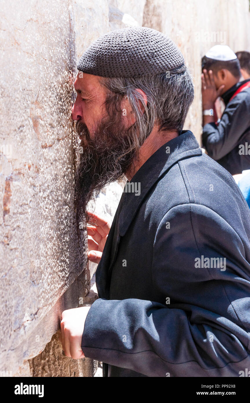 Jerusalem, Israel - 29. April 2014: jüdisch-orthodoxen Mann, der betet mit viel Energie und starke Emotionen in der Nähe der Steine von der westlichen Mauer. Western Stockfoto